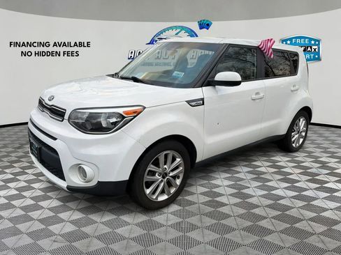 Used 2017 Kia Soul + image 3