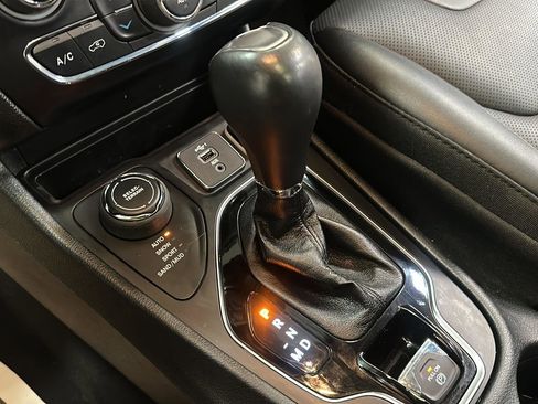 Certified 2022 Jeep Cherokee Limited image 25