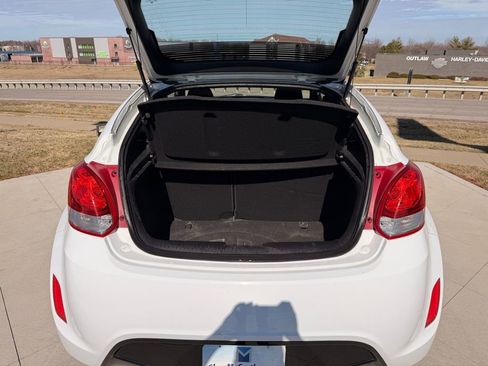 Used 2017 Hyundai Veloster Value Edition image 25