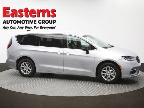 Used 2024 Chrysler Pacifica Touring-L FWD image 47
