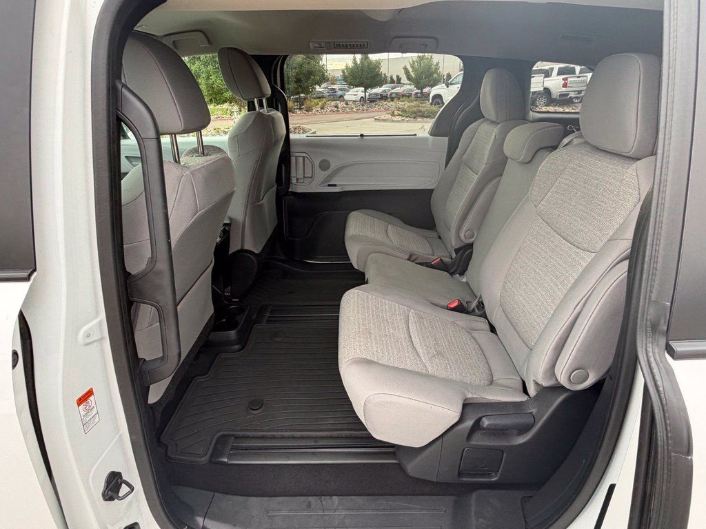 Used 2025 Toyota Sienna LE AWD/4WD image 30