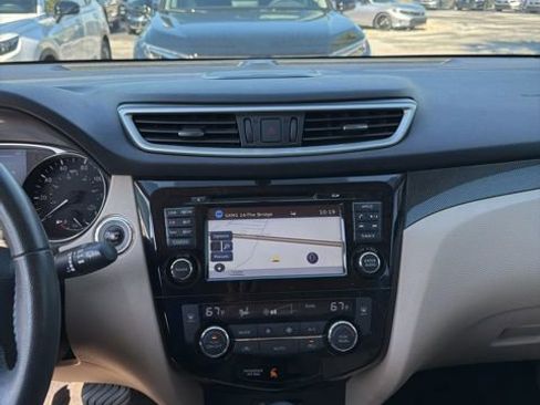 Used 2016 Nissan Rogue SL w/ SL Premium Package image 2