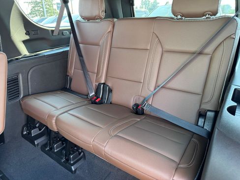 Used 2021 Chevrolet Suburban High Country AWD/4WD image 17