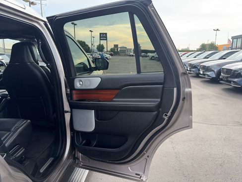 Used 2019 Lincoln Navigator Reserve AWD/4WD image 16