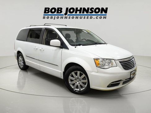 Used 2016 Chrysler Town & Country Touring FWD image 1