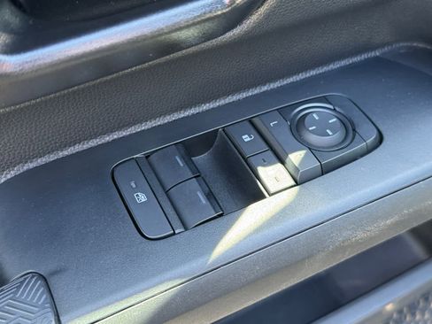 Used 2025 Toyota Tacoma SR AWD/4WD image 13
