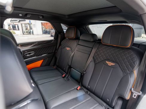 Used 2025 Bentley Bentayga AWD/4WD image 19