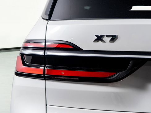 Used 2025 BMW X7 M60i image 12