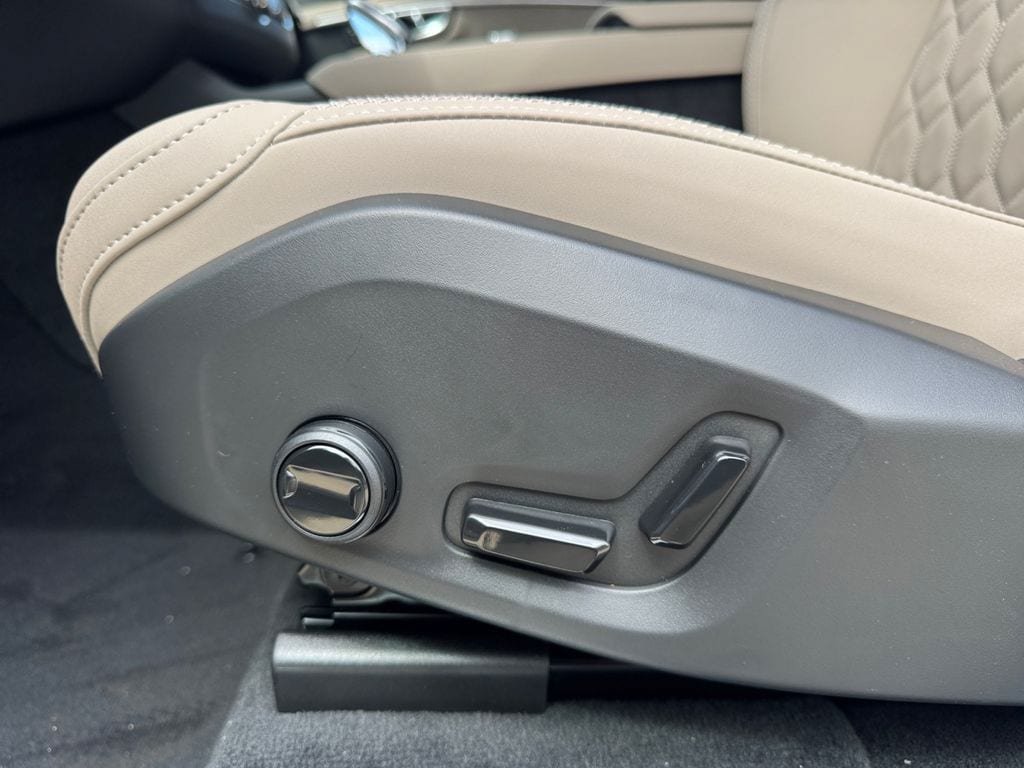 New 2026 Volvo XC90 T8 Plus w/ Protection Package Premier AWD/4WD image 13