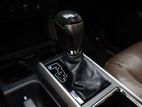 Used 2016 Toyota Tacoma Limited w/ Towing Package image 23