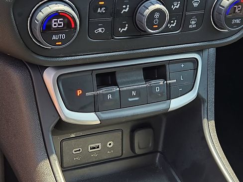 Used 2024 GMC Terrain SLE w/ Driver Convenience Package FWD image 14