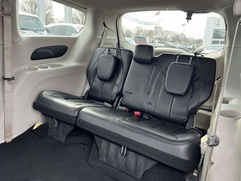 Used 2023 Chrysler Pacifica Touring-L image 15