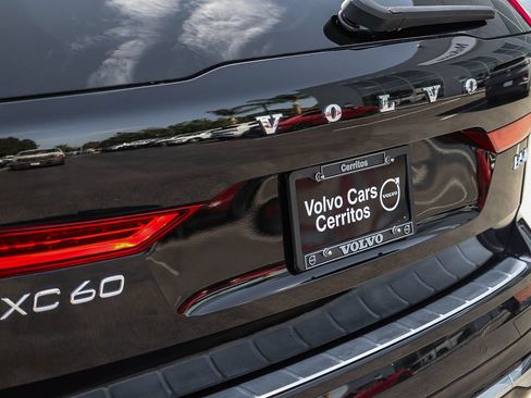 Used 2023 Volvo XC60 B5 Ultimate w/ Climate Package FWD image 10