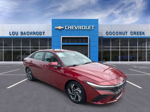 Used 2025 Hyundai Elantra SEL FWD image 2