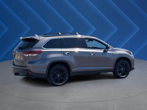 Used 2019 Toyota Highlander SE FWD image 3