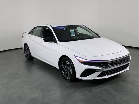 Certified 2025 Hyundai Elantra SEL image 11