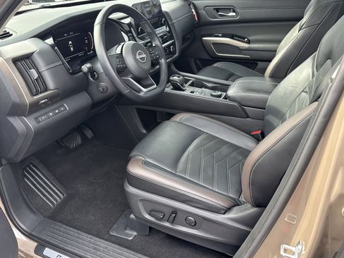 Used 2023 Nissan Pathfinder Platinum image 16