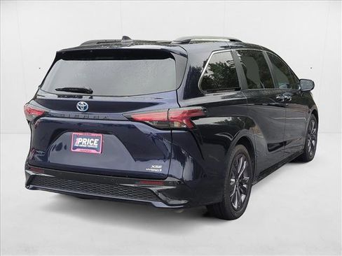 Certified 2022 Toyota Sienna XSE image 5