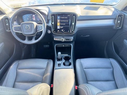 Used 2021 Volvo XC40 T5 Momentum w/ Climate Package image 12