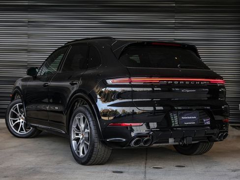 Used 2025 Porsche Cayenne image 3