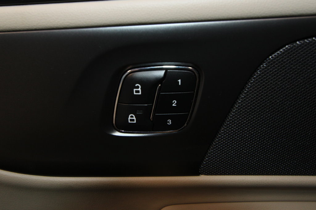 Used 2024 Lincoln Nautilus Premier AWD/4WD image 10