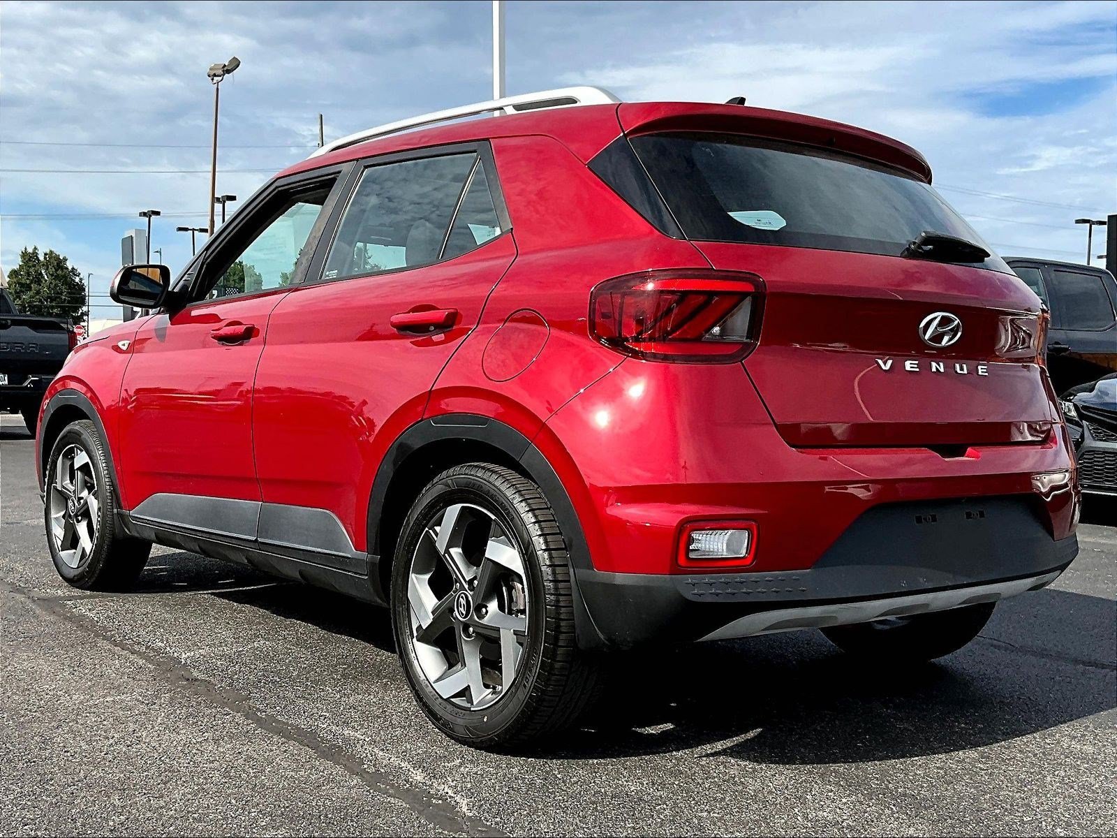 Used 2022 Hyundai Venue SEL FWD image 4