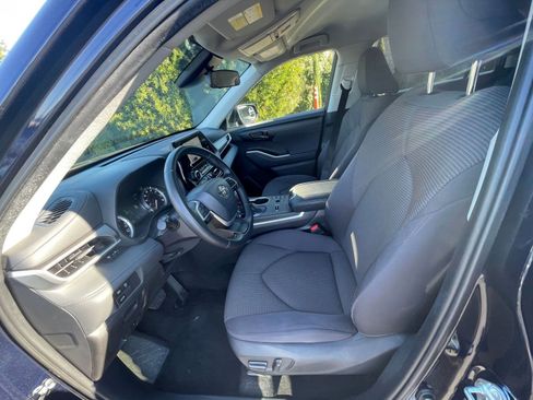 Used 2025 Toyota Highlander LE image 29