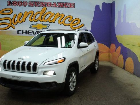 Used 2017 Jeep Cherokee Latitude w/ Comfort & Convenience Group image 2
