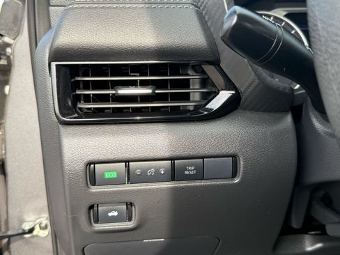 Used 2024 Nissan Sentra SV FWD image 14