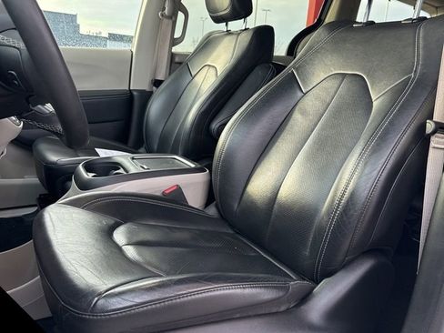 Used 2022 Chrysler Pacifica Touring-L image 7