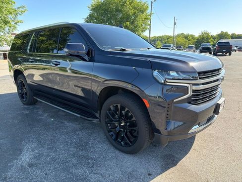Used 2022 Chevrolet Suburban LT w/ LT Signature Plus Package AWD/4WD image 2