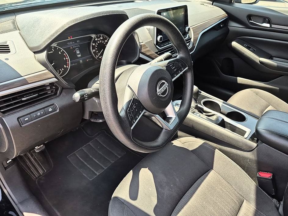 Used 2024 Nissan Altima 2.5 SV FWD image 16