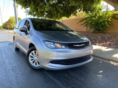 Used 2019 Chrysler Pacifica LX w/ Tire & Wheel Group FWD image 4