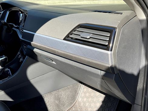 Certified 2023 Volkswagen Jetta SE image 16