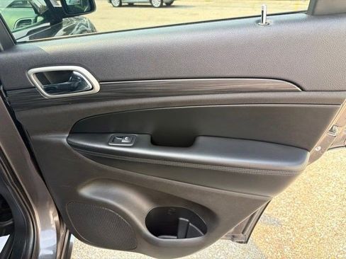 Used 2019 Jeep Grand Cherokee Altitude AWD/4WD image 18