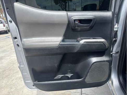 Used 2018 Toyota Tacoma SR5 RWD image 18