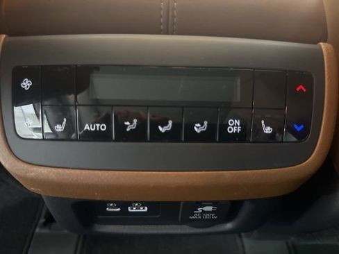Used 2024 Nissan Pathfinder Platinum FWD image 27