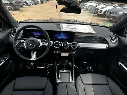 Used 2024 Mercedes-Benz EQB 300 4MATIC image 30