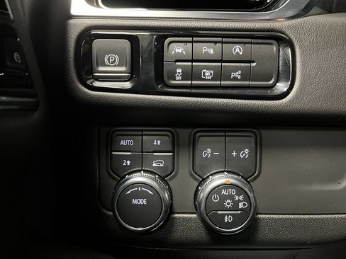 Used 2025 GMC Yukon XL Denali AWD/4WD image 33