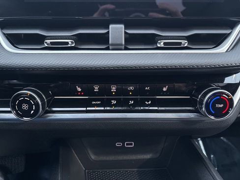 Used 2025 Chevrolet Equinox LT image 27