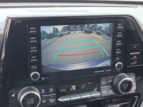 Used 2021 Toyota Highlander XLE FWD image 12