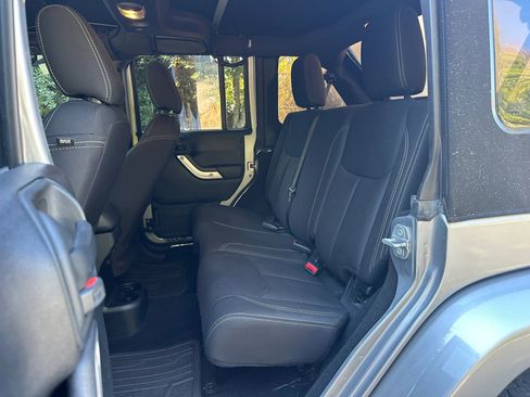 Used 2018 Jeep Wrangler Unlimited Sahara image 11