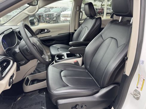 Used 2024 Chrysler Pacifica Touring-L FWD image 27