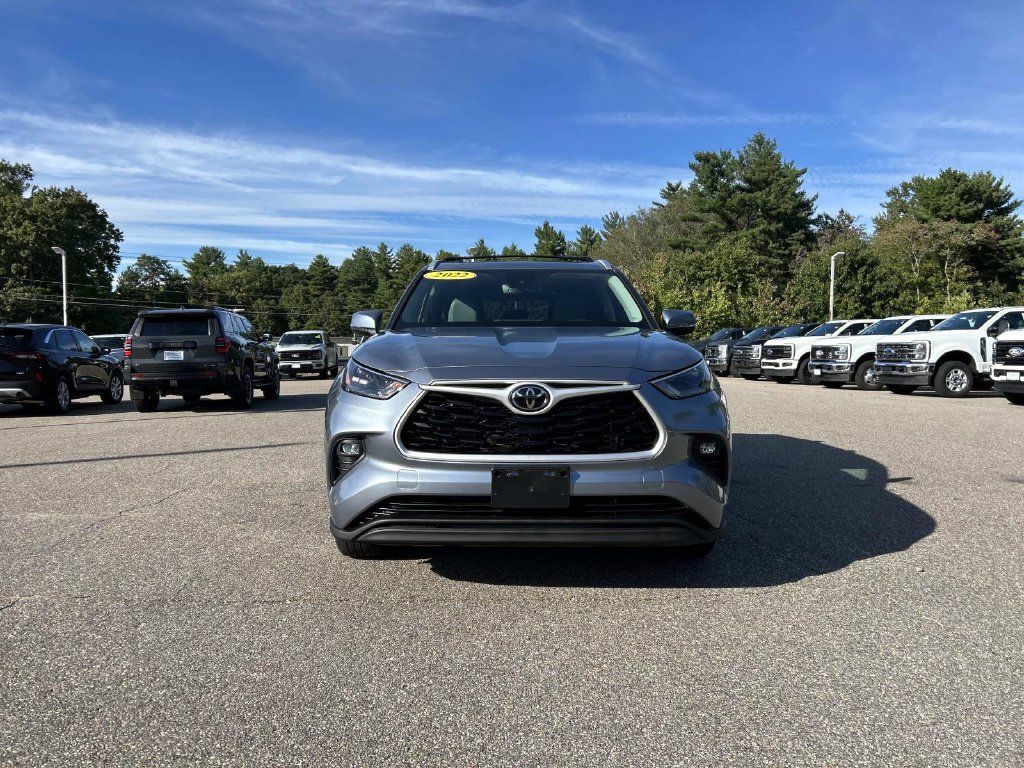 Used 2022 Toyota Highlander XLE AWD/4WD image 8