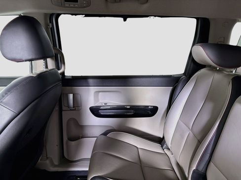 Used 2017 Kia Sedona SX FWD image 26