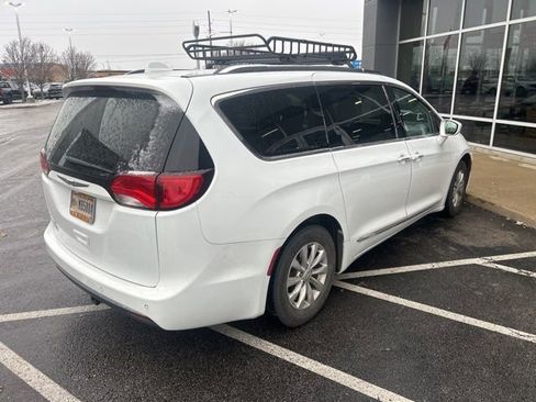 Used 2018 Chrysler Pacifica Touring-L image 3