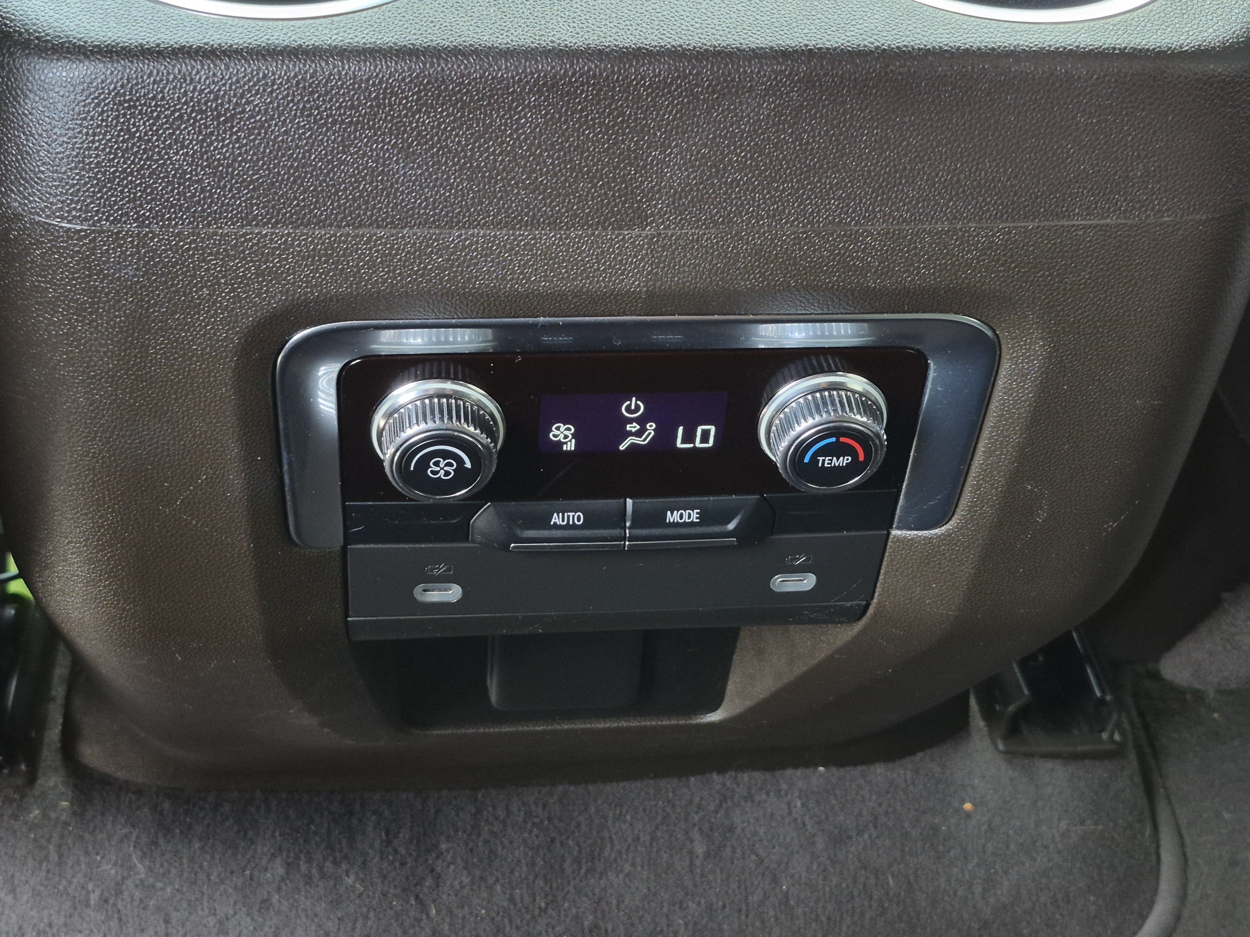 Used 2024 GMC Yukon SLT RWD image 16