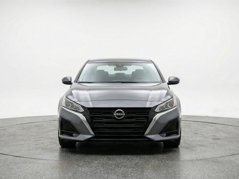 Used 2025 Nissan Altima 2.5 SV FWD image 2