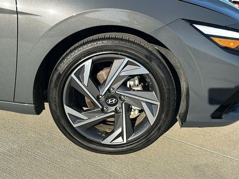 Used 2025 Hyundai Elantra Limited image 16