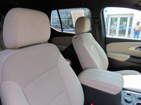 Used 2022 Chevrolet Traverse LT image 32